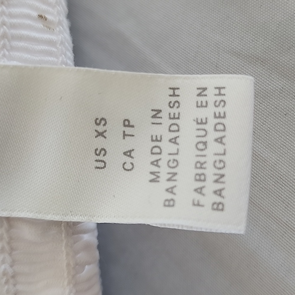 β¨οΈ H&M Smocked Top β¨οΈ - Picture 3 of 4
